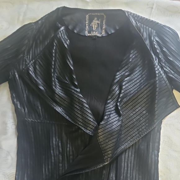 Sleek Black Leather Jacket with Dramatic Collar - Picture 1 of 5